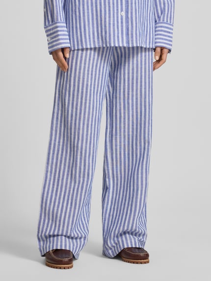 Frauenmodel trägt Hose im Allover-Look mit elastischem Bund von Christian Berg Woman in Blau-Weiß, Regular-Fit, Tunnelzug, Nahaufnahme Unterkörper, Bundweite 43 cm, Innenbeinlänge 81 cm bei Größe 38.