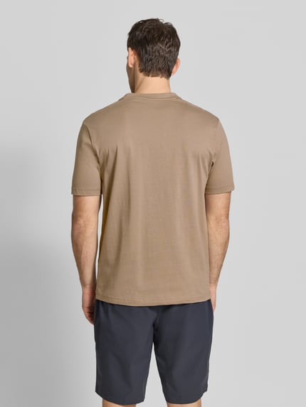 Männermodel draagt Regular Fit T-shirt uit puur katoen model 'TS_TERRACE' van BOSS Green, look: effen, jersey, korte mouw, labelprint, rugaanzicht full body.
