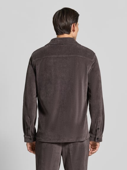 Männermodel trägt Regular Fit Overshirt mit Pattentaschen Modell 'Taylor' von Zuitable in Braun, Baumwoll-Mix, Ganzkörperansicht Rückansicht.