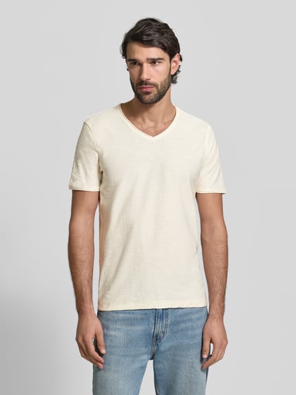 Männermodel trägt T-Shirt mit geripptem Rundhalsausschnitt von MCNEAL in Regular-Fit, Rückenlänge 65 cm, Vorderansicht Oberkörper.