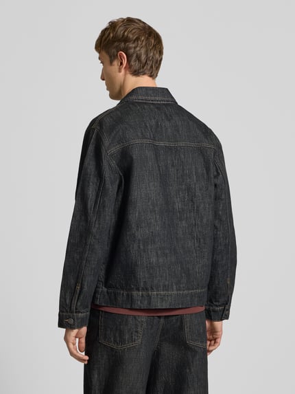 Männermodel trägt Jeansjacke mit Zweiwege Reißverschluss von ONLY, dunkles Denim mit Struktur, Rinse Washed, Ganzkörperansicht Rückansicht.