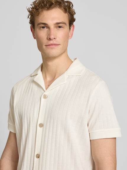 Männermodel trägt Regular Fit poloshirt mit doorlopende knoopsluiting van JOOP! collectie, puur katoen, model 'Juanmanuel', nahaufnahme oberkörper