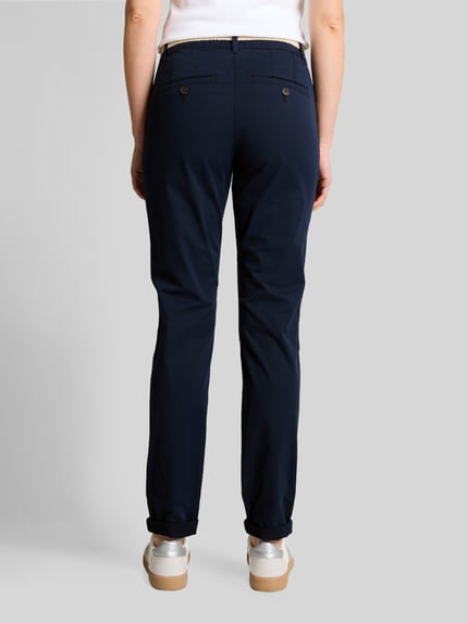 Frauenmodel trägt Slim Fit Chino aus Baumwoll-Mix von Tom Tailor, Optik: Unifarben, Passform: Slim-Fit, Kontrast-Nähte, Gürtelschlaufen, Beinabschluss mit Umschlag, seitliche Eingrifftaschen, Gesäßtaschen, Material: Baumwoll-Mix, ganzkörperansicht rückansicht.