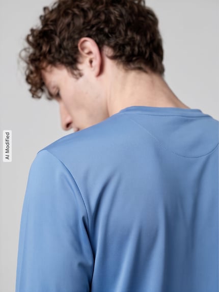 Männermodel trägt Regular Fit Sport-Langarmshirt mit Rundhalsausschnitt von Nike Training in Hellblau, Nahaufnahme Rückansicht, KI-modifiziertes Bild.