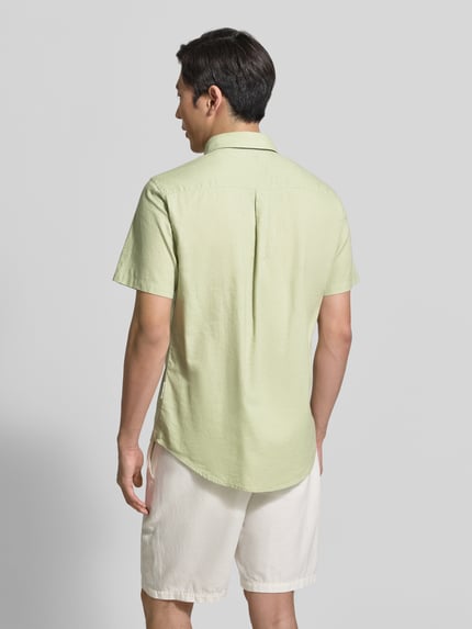 Männermodel trägt Slim Fit Freizeithemd aus Leinen-Baumwoll-Mix Modell 'AKSEL' von Casual Friday in Hellgrün, Ganzkörperansicht Rückansicht, Kontext: Herren Freizeithemd, Kentkragen, Label-Stitching, Knopfleiste, Rückenlänge Größe M 78 cm, Schulterbreite 45 cm, Ärmellänge 27 cm.