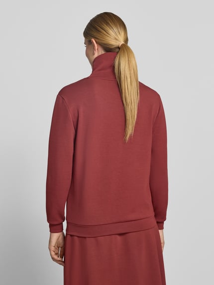 Vrouwenmodel draagt Regular Fit sweatshirt uit pure modalmix model 'BANU' van Soyaconcept in donkerrood, Dames sweatshirt, Ganzlichaamsaanzicht achterkant.