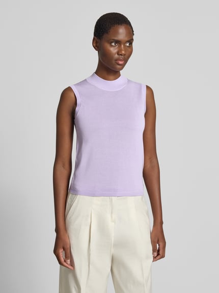 Vrouwenmodel draagt lila tricottop uit lyocellmix met zijdemix, slim fit, ronde hals, labeldetail, model 'Remi' van GUIDO MARIA KRETSCHMER WOMAN, ruglengte bij maat 36: 50 cm, ganzichaamsvooraanzicht