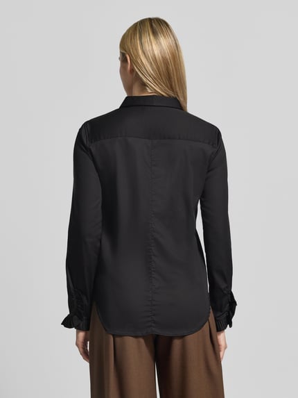 Frauenmodel trägt Hemdbluse aus Baumwoll-Mix Modell 'Mattie' von MOS MOSH in Schwarz mit Rüschen, Rückansicht, Slim Fit, Damen Hemdbluse