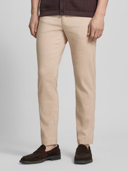 Männermodel trägt Modern Fit Straight Leg Hose aus Leinen-Mix Modell 'KANE1' von BOSS, Optik: Unifarben, Regular-Fit, Nahaufnahme Unterkörper.