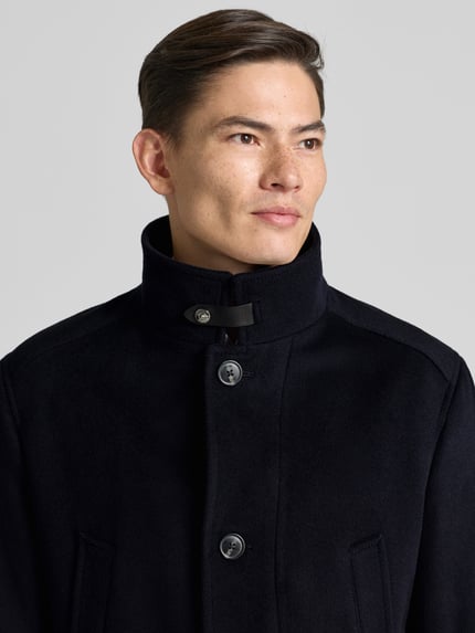 Männermodel trägt Wolljacke mit Stehkragen und Pattentaschen Modell 'Gary' von JOOP! Collection, Woll-Mix, Nahaufnahme Oberkörper.
