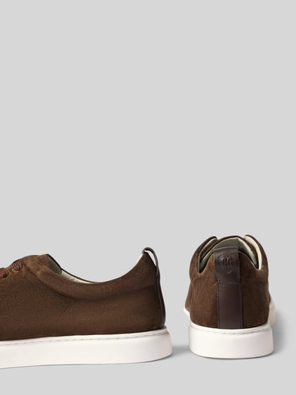 Produktfoto, Sneaker aus echtem Leder in Velours-Optik Modell 'Uwin' von CG - Club of Gents in Braun mit abgerundeter Form, weißer Sohle und Schnürverschluss, sichtbare Struktur des Leders, Rück- und Seitenansicht, Absatzhöhe 3 cm, Velours-Textur