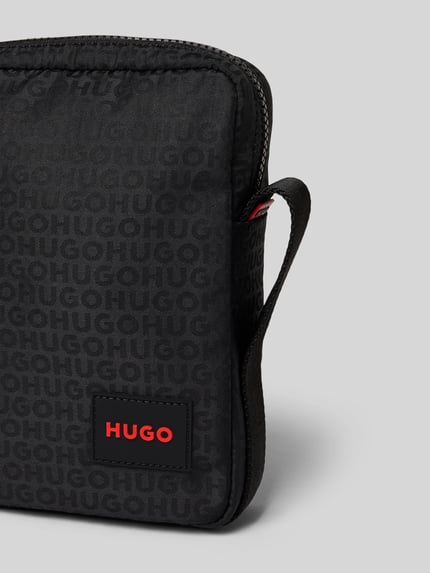 Produktfoto, czarna torba na ramię z wzorem na całej powierzchni, logo HUGO z przodu, torba na ramię Umhängetasche mit Allover-Muster Modell 'Ethon_JQ_NEW NS ZIP' od HUGO, Herren Umhängetasche