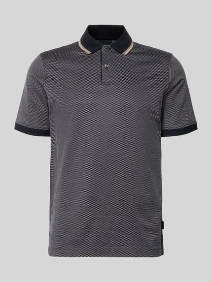 Produktfoto, Regular Fit Poloshirt mit Polokragen und kurzer Knopfleiste von bugatti, czarna bawełna, krój regular fit, detal z logo, długość pleców w rozmiarze M: 70 cm, drobny geometryczny wzór, tekstura gładka