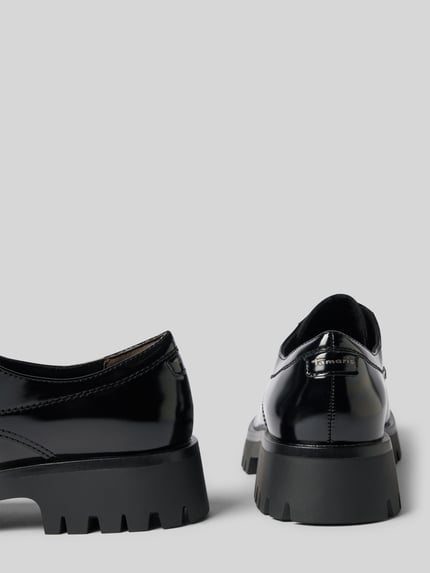 Produktfoto, schwarze Schnürschuhe mit Label-Print von Tamaris, glänzende Oberfläche, grobe profilierte Sohle, Dames veterschoenen von Tamaris