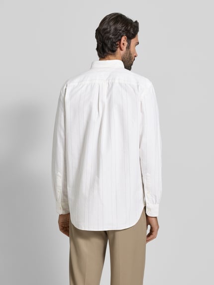 Männermodel draagt Regular Fit Vrijetijdsoverhemd uit puur katoen van Tommy Hilfiger, gestreept, logodetail, lange mouw, rugpas, Ganzkörperansicht Rückansicht.