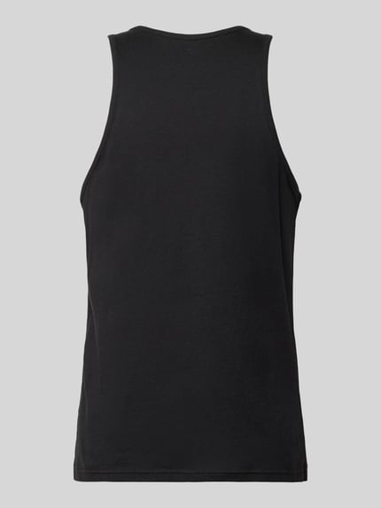 Männermodel trägt Tank Top aus reiner Baumwolle im 3er-Pack von Tommy Hilfiger, Optik: Unifarben, Passform: Regular-Fit, Feinripp, Ganzkörperansicht Rückansicht.