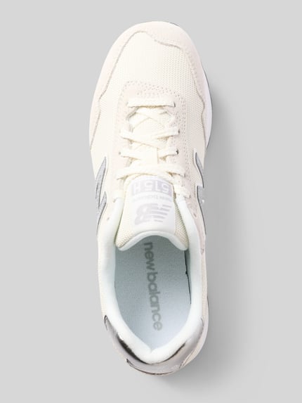 Productfoto, Sneaker uit leermix met plateau van New Balance, afgeronde pasvorm, logodetail, vetersluiting, geprofileerde zool, wit-grijze tinten, context: dames sneakers, plateauhoogte maat 39: 4 cm, schachthoogte: 8 cm, schachtbreedte: 8 cm