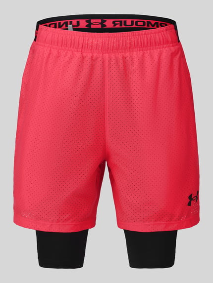 Produktfoto, rote Relaxed Fit Sportshorts im Double-Layer-Look von Under Armour mit schwarzem Innenlayer, Herren Sportshorts von Under Armour