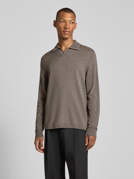 Männermodel trägt Regular Fit Longsleeve aus reiner Baumwolle Modell 'Edmund' von Tiger of Sweden in Strick-Optik, Ganzkörperansicht von vorne.