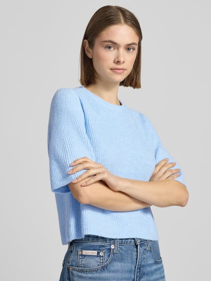 Frauenmodel trägt Boxy Fit T-Shirt aus Rippstrick mit Woll-Anteil Modell 'SILLY' von Pieces in Hellblau, unifarben, Nahaufnahme Oberkörper