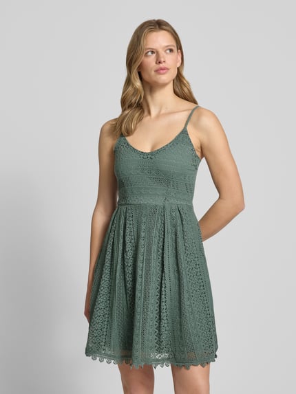 Vrouwenmodel draagt tailliertes jurk met bandjes uit katoenmix, model 'HELENA' van Only, effen kleuren, grafisch structuurpatroon, minilengte, henley-hals, naadritssluiting, vooraanzicht bovenlichaam