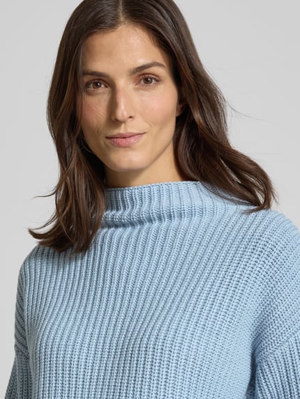 Vrouwenmodel draagt Regular Fit Turtleneck-Pullover uit katoenmix model 'SELMA' van Selected Femme, effen gestructureerde look, grof tricot, lichtblauw, lange mouw, geribde mouwboord en rompzoom. Nahaufnahme bovenlichaam.