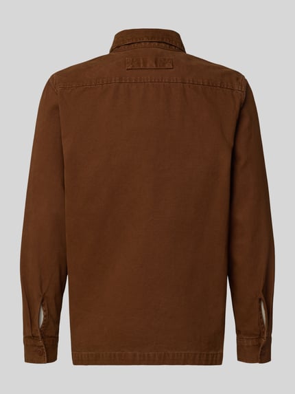Männermodel trägt Relaxed Fit Hemdjacke aus reiner Baumwolle von Barbour, Optik: Unifarben, Materialverarbeitung: Piqué, Ganzkörperansicht Rückansicht.