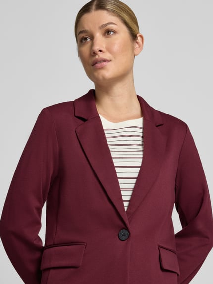 Frauenmodel trägt Regular Fit Blazer mit Viskose-Anteil Modell 'Nanni' von FREE/QUENT in Dunkelrot mit Klappentaschen, Reverskragen, Knopfverschluss, elastischer Material-Mix, Nahaufnahme Oberkörper.