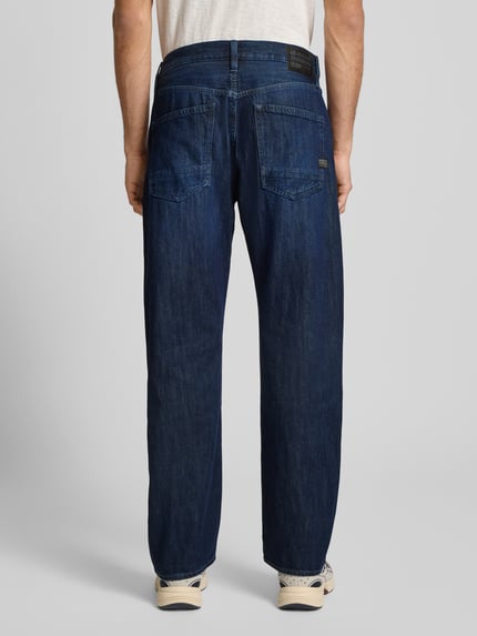 Männermodel trägt Jeans mit 5-Pocket-Design Modell 'Dakota' von G-Star Raw in Dunkelblau, gerader Schnitt, Ganzkörperansicht Rückansicht.