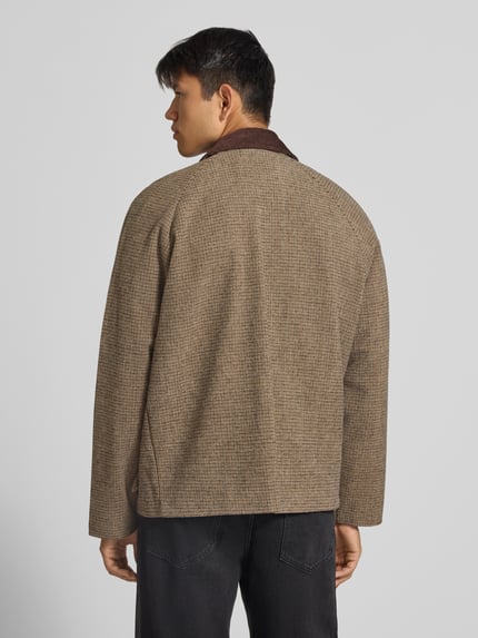 Męski model nosi Barn Jacket mit Pattentaschen Model 'SALAMANCO' od JACK & JONES z mieszanki wiskozy, krój regular fit, imitacja sztruksu, kolor brązowy, widok całej sylwetki z tyłu.