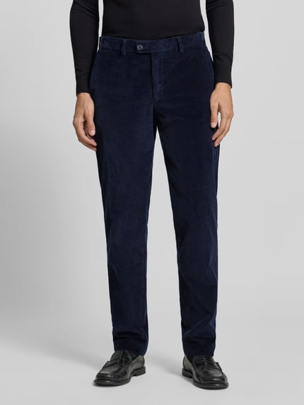 Männermodel trägt Regular Fit Cordhose aus Baumwollmix von Hiltl in Dunkelblau mit seitlichen und Gesäßtaschen, Ganzkörperansicht von vorne.