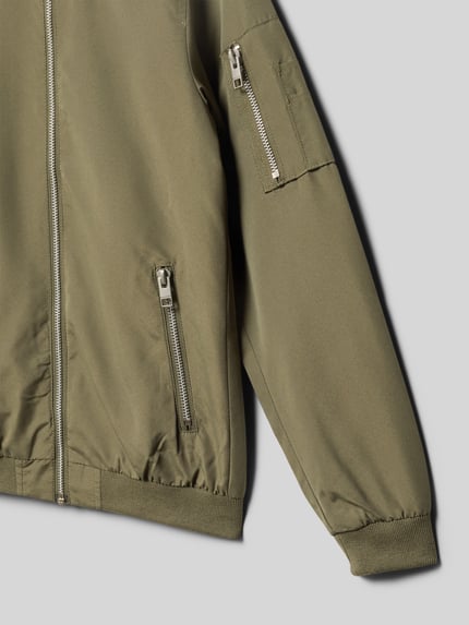 Produktfoto, Bomberjacke mit Reißverschlusstaschen von JACK & JONES für kinderen in olijfgroen, regular fit, opstaande kraag, zichtbare ritssluitingen, context: ruglengte maat 140 56 cm, schouderbreedte 36 cm, mouwlengte 53 cm