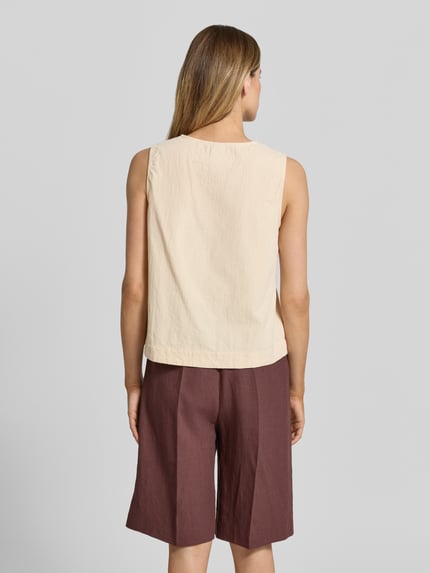 Frauenmodel trägt Top mit Rundhalsausschnitt von Soyaconcept aus Reine Baumwolle, Gerader-Schnitt, Modell CISSIE, Rückenlänge bei Größe S 56 cm, Ganzkörperansicht Rückansicht.