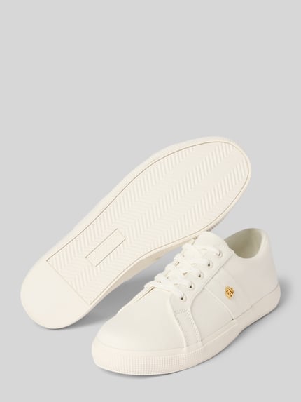 Produktfoto, witte dames sneakers met afgeronde punt, vetersluiting, labelapplicatie, model 'JANSON II' van Lauren Ralph Lauren, hakhoogte 2 cm, schachthoogte 6 cm, schachtbreedte 6 cm
