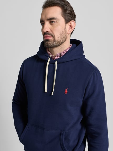 Männermodel trägt Hoodie mit Label-Stitching von Polo Ralph Lauren im Baumwoll-Mix, navy, lockerer Schnitt, Nahaufnahme Oberkörper.