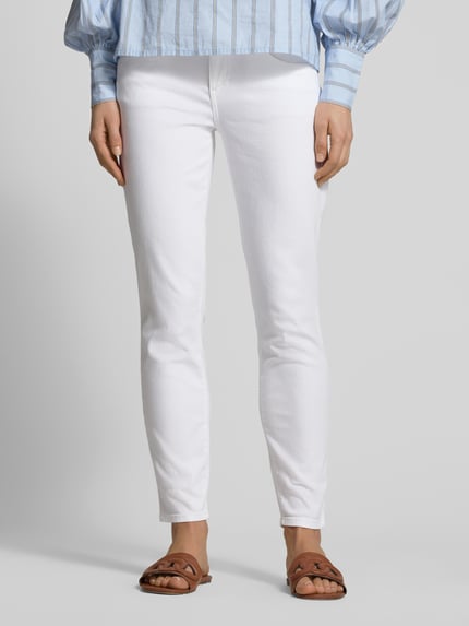 Frauenmodel trägt Slim Fit Jeans mit Eingrifftaschen Modell 'SHAKIRA' von Brax, weiß, Baumwoll-Mix mit Lyocell, Ganzkörperansicht von vorne.