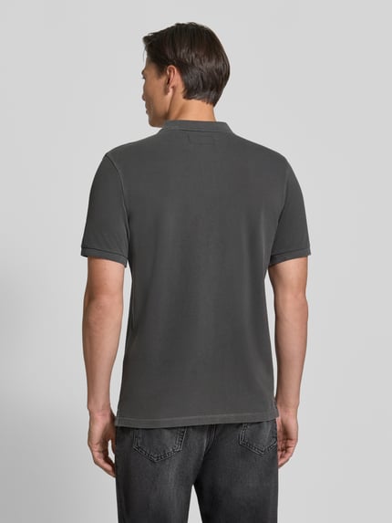 Männermodel trägt Poloshirt aus Baumwolle von MARC O’POLO DENIM in Anthrazit, Piqué-Struktur, gerader Schnitt, Rückansicht, Ganzkörperansicht.