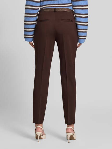 Frauenmodel trägt schmale, dunkelbraune Regular Fit Hose aus Viskose-Mix Modell 'MARON' von Brax, Damen Schmale Hose, Ganzkörperansicht Rückansicht.