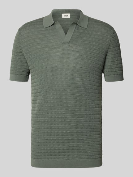 Produktfoto, Slim Fit Poloshirt mit V-Ausschnitt Modell 'Braian' von Drykorn aus reiner Baumwolle, grünes Strukturmuster, Vorderansicht