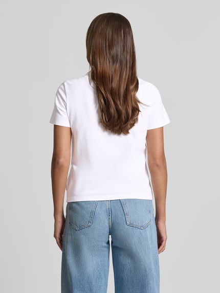 Frauenmodel trägt Regular Fit Poloshirt aus Baumwoll-Mix von s.Oliver RED LABEL in Unifarbe mit Polokragen, Piqué-Struktur, Ganzkörperansicht Rückansicht.