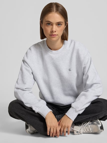 Vrouwenmodel draagt lichtgrijze sweatshirt uit puur katoen Model 'Casey' van Carhartt Work In Progress, losse pasvorm, ribboorden, Nahaufnahme Oberkörper.