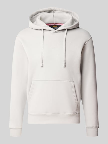 Produktfoto, Relaxed Fit Hoodie aus Baumwoll-Mix mit Label-Detail von Alpha Industries, mieszanka bawełny, krój relaxed fit, detal z logo, kieszeń kangurka, kaptur z tunelem, długość tyłu w rozmiarze M 68 cm, długość rękawów w rozmiarze M 74 cm, jasnoszary kolor, gładka faktura
