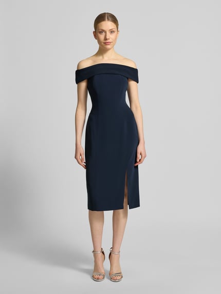 Frauenmodel trägt eng anliegendes Cocktailkleid mit Carmen-Ausschnitt Modell 'WOVEN-BODYCON-DRESSES' von Lauren Ralph Lauren in Dunkelblau, knielang, unifarben mit Spaghettiträgern, ganzkörperansicht von vorne.