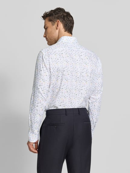 Männermodel trägt Regular Fit Business-Hemd aus Baumwolle mit Kentkragen von Christian Berg Men im Allover-Look, Rückansicht Ganzkörperansicht. Rückenlänge 68 cm, Schulterbreite 43 cm, Ärmellänge 66 cm, reine Baumwolle, Größe 39/40.