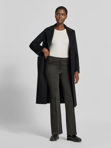 Vrouwenmodel draagt donkergrijze Ausgestellte schmale Hose aus Viskose-Mix Modell 'Fleur' van CAMBIO, smal uitlopend, Ganzkörperaanzicht van voren, dames smalle broek