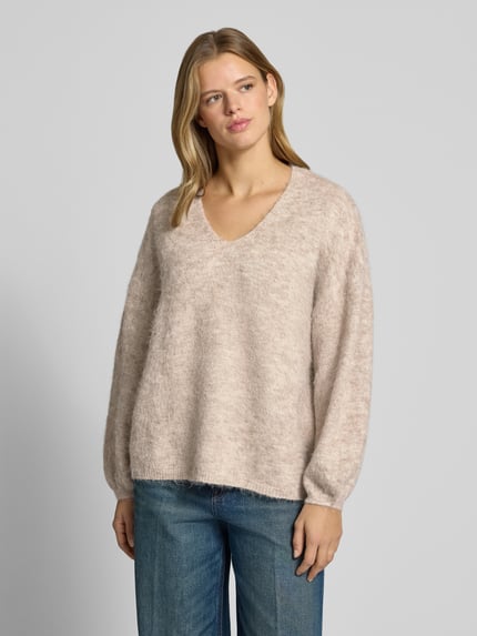 Frauenmodel trägt Pullover mit V-Ausschnitt Modell 'PCALLIE' von PIECES, Melange-Optik, Strick, beige, langarm, Ganzkörperansicht von vorne