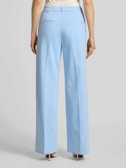 Frauenmodel trägt Wide Leg Hose mit Gesäßtaschen von Comma in Hellblau, Baumwoll-Mix mit Stretch-Anteil, Bügelfalten, Ganzkörperansicht Rückansicht.