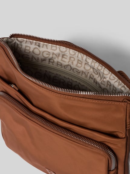 Produktfoto, Handtasche mit Logo-Detail Modell 'Serena' von BOGNER in Braun, Reißverschluss, Innenfutter mit BOGNER-Print, feine Textur