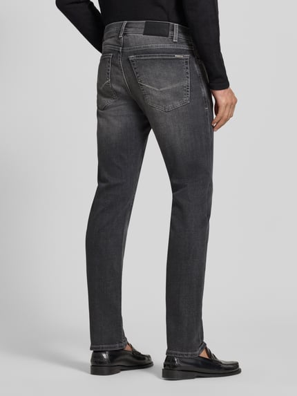 Mannenmodel draagt Straight Fit jeans uit elastische katoenmix Model 'Dijon' van Pierre Cardin in donkergrijs met 5-pocketmodel, riemlussen, knoop- en ritssluiting. Bandwijdte bij maat 32/32: 41 cm, binnenbeenlengte: 80 cm, volledige achterkantaanzicht.