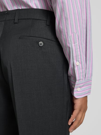 Mannenmodel draagt Anzughose aus Schurwolle Modell 'Piacenza I' van Hiltl in antraciet, regular fit, steekzakken, paspelzakken, persplooien, detailopname heup, bandwijdte maat 50: 90 cm, binnenbeenlengte maat 50: 83 cm.